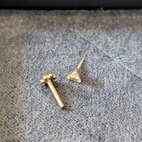***SOLD*** Maria Tash YG Invisible Set Triangle Diamond Threaded Earring 3mm - Picture 4 of 9